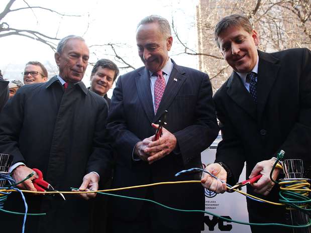 Prefeito de Nova York, Michael Bloomberg (esq.), o senador Charles Schumer (dir.) e Ben Fried, executivo do Google, cortam cabos ethernet ao anunciar Wi-Fi gratuito em Manhattan Foto: Getty Images
