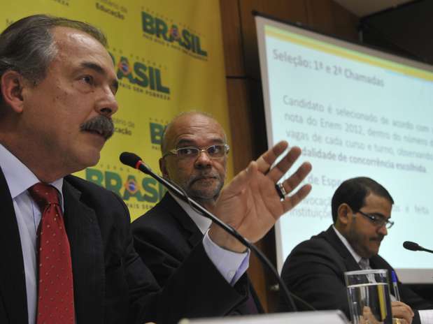 O ministro falou sobre o desempenho das universidades durante coletiva sobre as inscrições no Sisu Foto: Valter Campanato / Agência Brasil O ministro falou sobre o desempenho das universidades durante coletiva sobre as inscrições no Sisu Foto: Valter Campanato / Agência Brasil