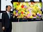 Kazuhiro Tsuga, CEO da Panasonic, apresenta novo televisor 4K OLED no palco da CES 2013 em Las Vegas. Uma das novidades na linha é uma TV feita com o uso de impressoras 3D.:  Foto: Getty Images