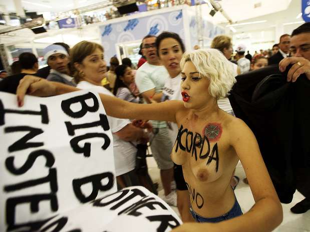 Seguindo o que disse em entrevista ao Terra, nesta terça-feira, jovem fez protesto no shopping Parque Santana Foto: Bruno Santos / Terra Seguindo o que disse em entrevista ao Terra, nesta terça-feira, jovem fez protesto no shopping Parque Santana Foto: Bruno Santos / Terra