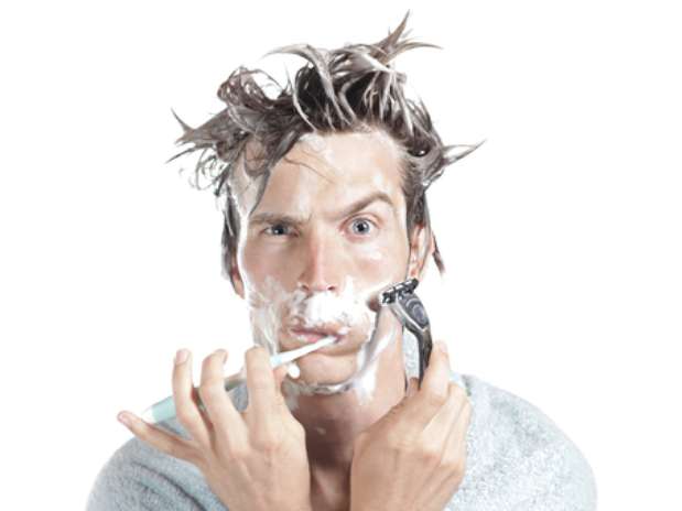 Por mais que o espelho mágico se adapte perfeitamente ao estilo de vida moderno de fazer tudo ao mesmo tempo, ainda é melhor deixar a escovação dos dentes como atividade exclusiva. Uma boa escovação deve ser feita de preferência olhando para o espelho para não deixar escapar nenhum detalhe, não é bom se distrair durante a higienização bucal, alerta Milton. Foto: Shutterstock Por mais que o espelho mágico se adapte perfeitamente ao estilo de vida moderno de fazer tudo ao mesmo tempo, ainda é melhor deixar a escovação dos dentes como atividade exclusiva. Uma boa escovação deve ser feita de preferência olhando para o espelho para não deixar escapar nenhum detalhe, não é bom se distrair durante a higienização bucal, alerta Milton. Foto: Shutterstock