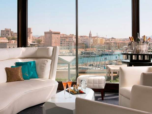 Sofitel Marseille Vieux-Port, Marselha, França: situada às margens do Mediterrâneo, Marselha é a segunda maior cidade da França. O Sofitel Marseille Vieux-Port tem vista para o tradicional porto antigo, um dos principais pontos turísticos da cidade, onde circulam barcos pesqueiros, veleiros e navios de excursões pelo litoral Foto: Divulgação