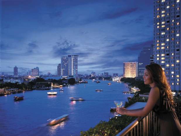 Shangri-La, Bangcoc, Tailândia: desde a varanda de seus quartos espaçosos, os hóspedes do Shangri-La de Bangcoc podem apreciar a vista sobre o rio Chao Phraya e os arranha-céus da capital tailandesa. O hotel mistura influências orientais e ocidentais, com belos jardins e um serviço impecável Foto: Divulgação