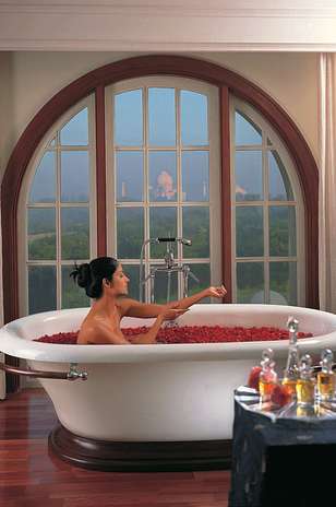 Oberai Amarvilas, Agra, Índia: situado na cidade indiana de Agra, o hotel Oberai Amarvilas é um luxuoso palacete com uma magnífica arquitetura e serviços dignos dos Marajás. Mas além de sua beleza e sua mordomia, o hotel tem um encanto totalmente único: desde todos seus quartos e suítes, os hóspedes tem uma vista direta sobre o Taj Mahal, um dos mais belos monumentos do planeta Foto: Divulgação