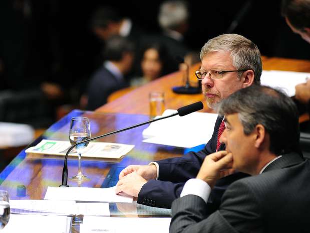 Presidente da Casa, Marco Maia (PT-RS), diz que "pilha de papel" no plenário "vai acabar" Foto: Gustavo Lima / Agência Câmara