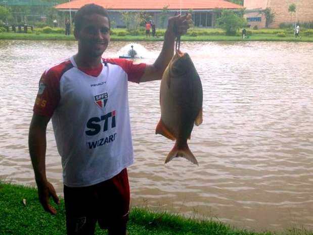 Douglas pescou um Pacu e tirou sarro dos colegas de São Paulo Foto: Site oficial São Paulo / Divulgação