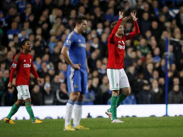 Michu comemora primeiro gol do Swansea em vitória sobre o Chelsea Foto: AP Michu comemora primeiro gol do Swansea em vitória sobre o Chelsea Foto: AP