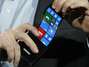 Executivo da Microsoft demonstra smartphone com display OLED flexível da Samsung Foto: AP