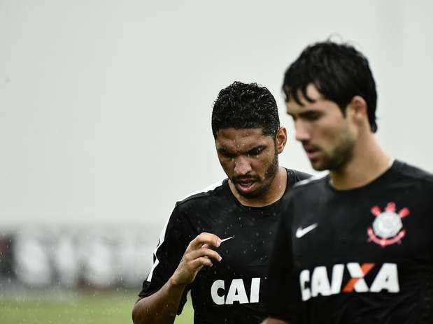 Contratado pelo Corinthians em 2011, Wallace (ao fundo) foi revelado pelo Vitória e reforça o Flamengo por quatro anos Foto: Fernando Borges / Terra