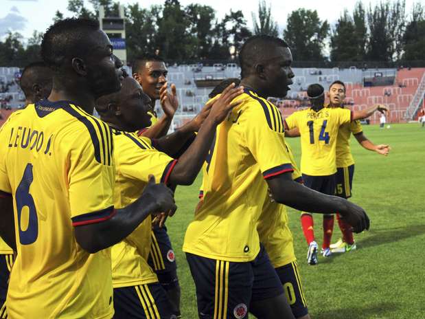 Colombianos venceram a primeira, graças ao gol de Córdoba (camisa 9) no primeiro tempo Foto: AP