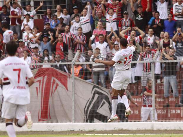 Diego comemora o gol que abriu o placar para o São Paulo Foto: Bê Caviquioli / Futura Press