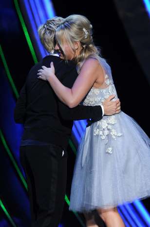 Ellen Degeneres recebeu o prêmio por seu programa, The Elle Degeneres Show, das mãos de Kaley Cuoco Foto: Getty Images