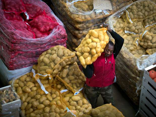 Um dos problemas é a preferência dos consumidores por alimentos com um formato ou cor específicos Foto: AFP