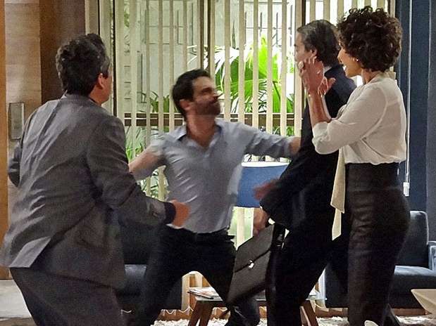 Celso e Carlos se encontram e acabam se envolvendo em briga Foto: TV Globo / Divulgação Celso e Carlos se encontram e acabam se envolvendo em briga Foto: TV Globo / Divulgação