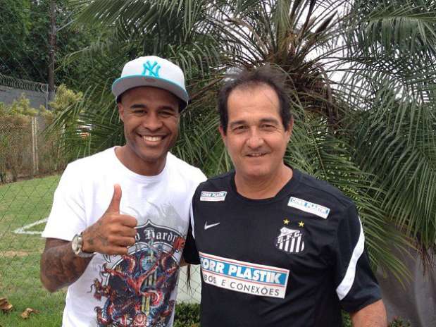Sorridentes, Marcos Assunção e Muricy Ramalho posam para fotos no CT Rei Pelé Foto: Fábio Maradei/Santos FC / Divulgação Sorridentes, Marcos Assunção e Muricy Ramalho posam para fotos no CT Rei Pelé Foto: Fábio Maradei/Santos FC / Divulgação
