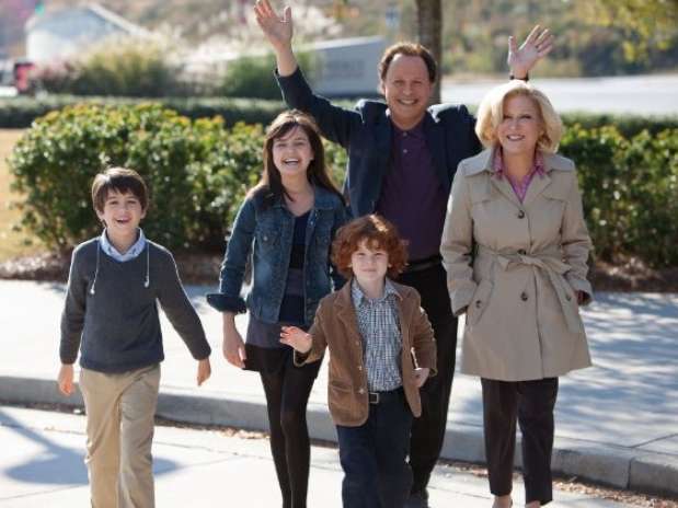 Esta semana, estreia 'Uma Família em Apuros'. Na foto, Billy Crystal ao lado de Bette Midler e seus \"netos\" Foto: Divulgação Esta semana, estreia 'Uma Família em Apuros'. Na foto, Billy Crystal ao lado de Bette Midler e seus \"netos\" Foto: Divulgação
