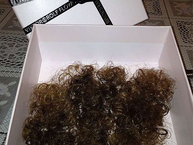 Mãe de David Luiz publicou fotos da cabeleira do jogador cortada e embalada para presente Foto: Instagram / Reprodução