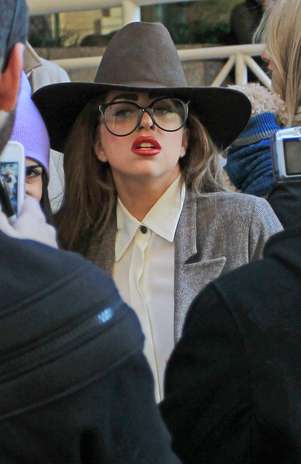 Lady Gaga distribuiu autógrafos na porta de um hotel em Vancouver, no Canadá Foto: The Grosby Group