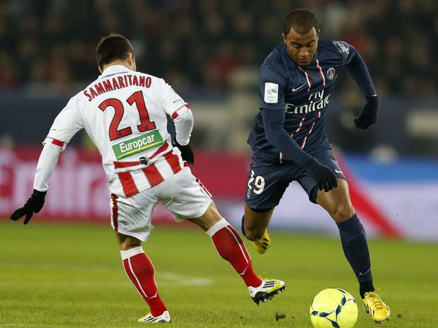 Lucas abusou dos dribles, mas errou muitos passes em difícil estreia pelo PSG Foto: Reuters Lucas abusou dos dribles, mas errou muitos passes em difícil estreia pelo PSG Foto: Reuters