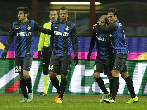Jogadores da Inter celebram gol e fim de má fase no Italiano Foto: Getty Images Jogadores da Inter celebram gol e fim de má fase no Italiano Foto: Getty Images