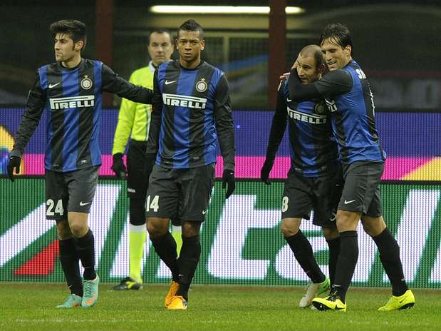 Jogadores da Inter celebram gol e fim de má fase no Italiano Foto: Getty Images