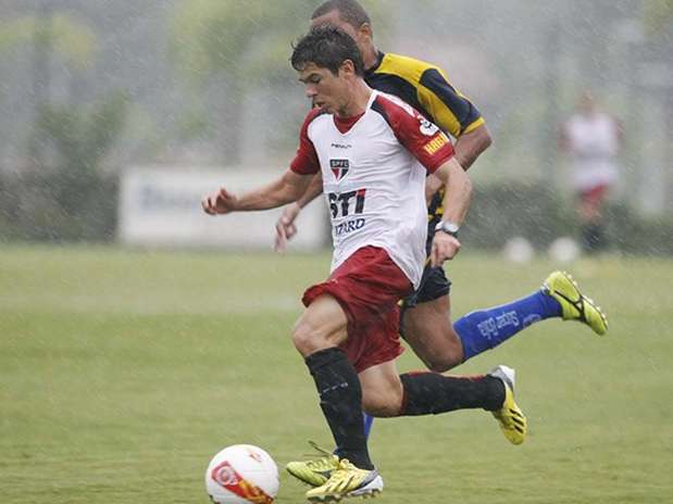 Osvaldo fez dois gols e deu duas assistências em apenas 45 minutos de jogo Foto: Rubens Chiri/saopaulofc.net / Divulgação