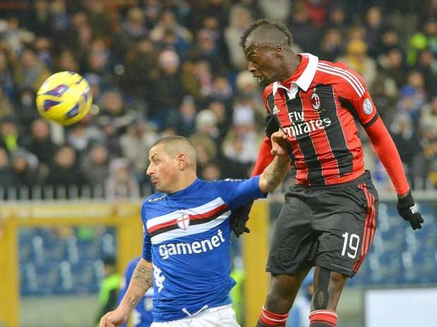 Niang sobe com Palombo durante empate entre Milan e Sampdoria Foto: EFE