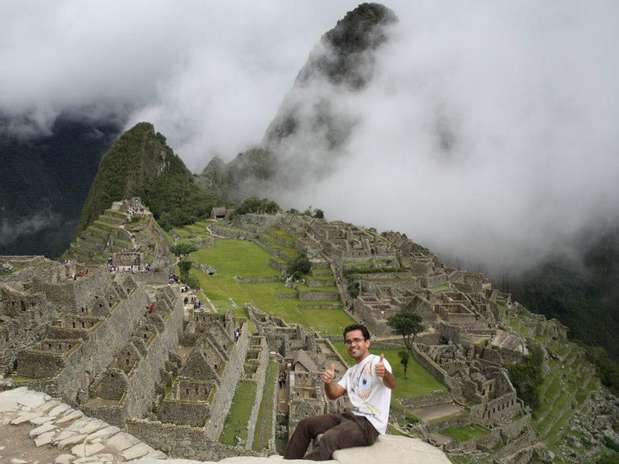 Brasileiro aparece em foto em Machu Picchu. Ele foi resgatado com vida após cair em uma fenda de 300 m no Peru Foto: Reprodução