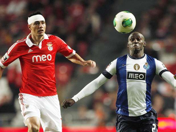 Benfica e Porto empataram por 2 a 2 e continuaram invictos no Português Foto: EFE