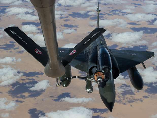 Imagem divulgada pelo Exército francês mostra jato Mirage 2000 no trajeto França-Chade Foto: AP