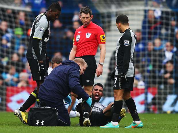 Sandro no momento em que sentiu a lesão no joelho durante jogo do Tottenham Foto: Getty Images