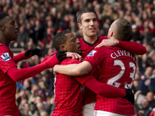 Jogadores do Manchester United comemoram gol marcado por Van Persie Foto: Reuters