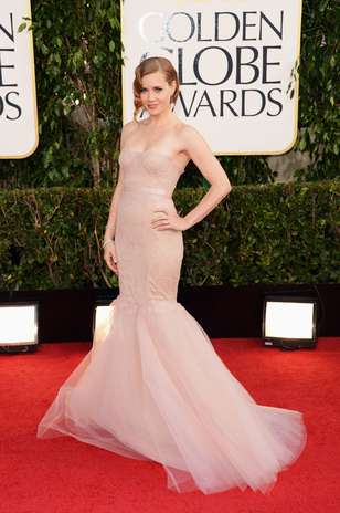 Amy Adams também apostou no modelo sereia com a cintura bem marcada. O vestido Marchesa tomara-que-caia ainda contava com cauda de tule Foto: Getty Images