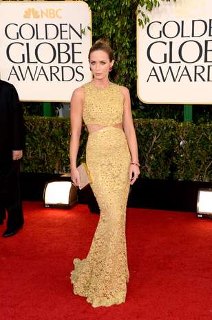 Emily Blunt escolheu um Michael Kors todo bordado. O modelo ainda tinha recortes na área da cintura, afinando a silhueta já enxuta da atriz Foto: Getty Images