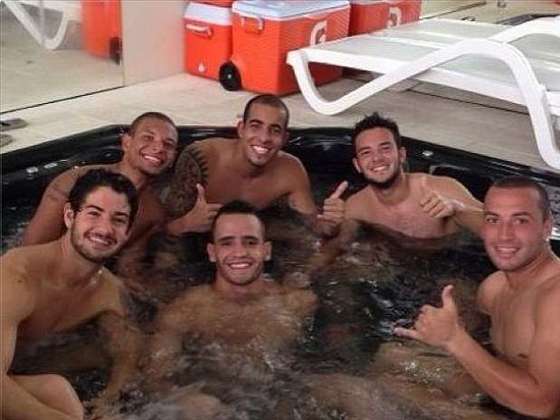 Com companheiros do Corinthians, Pato aproveita momento de relaxamento após treino Foto: Instagram / Reprodução Com companheiros do Corinthians, Pato aproveita momento de relaxamento após treino Foto: Instagram / Reprodução