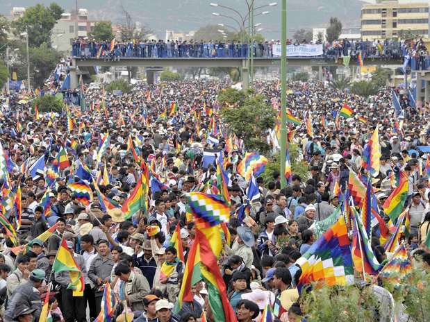 Após o reconhecimento da ONU, centenas de indígenas ocuparam as ruas de Cochabamba para comemorar Foto: EFE