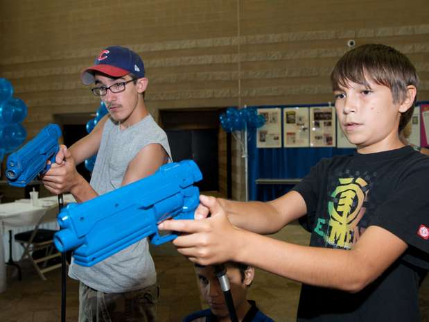 Crianças jogam game de tiro em primeira pessoa em máquina de fliperama no Estado de Iowa, nos EUA Foto: Getty Images Crianças jogam game de tiro em primeira pessoa em máquina de fliperama no Estado de Iowa, nos EUA Foto: Getty Images