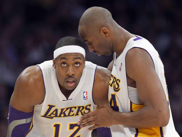 Dwight Howard (à esq.) voltou de lesão, deu show no garrafão e ajudou os Lakers a encerrar séria de derrotas Foto: AP
