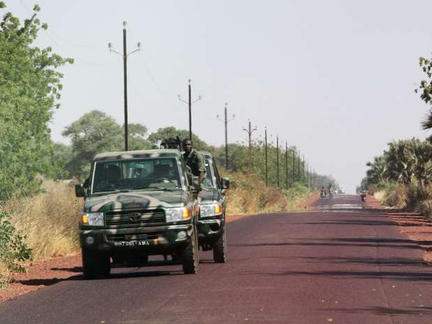 Soldados malinenses patrulham estrada na direção de Diabaly, no centro do país Foto: AP