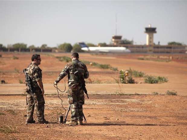 Soldados franceses testam equipamentos na base aérea maliana em Bamako Foto: Joe Penney / Reuters