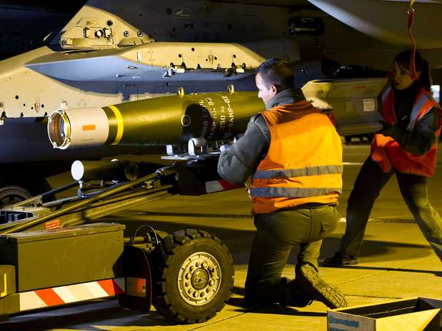 Soldado francês posiciona uma bomba no caça Rafale na base militar de Saint-Dizier Foto: AFP