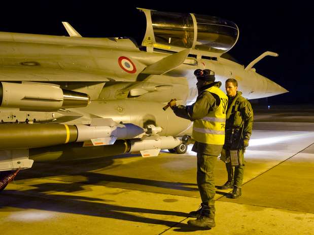 Militar francês faz os últimos ajustes em um caça Rafale em rota para o Mali Foto: AFP