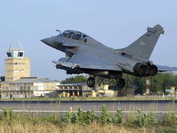 Imagem divulgada pela Força Aérea Francesa nesta segunda-feira mostra um caça Rafale decolando de uma base militar em N'Djamena, no Chade, rumo ao Mali, onde a França enfrenta islamitas depois de ter recebido um pedido de ajuda do governo local. O ministro de defesa da França, Jean-Yves Le Drian, disse que houve um recuo dos rebeldes no leste, mas as tropas enfrentam dificuldades no oeste do país Foto: AP
