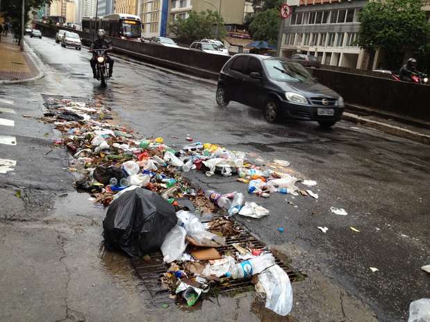 A corredeira de água arrastou para a parte mais baixa da avenida 9 de Julho grande quantidade de lixo Foto: Fábio Santos / Terra