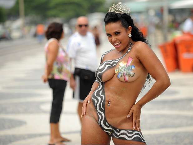 Musa do Carnaval carioca, Andréa Martins pintou o corpo para protestar na praia de Copacabana, no Rio de Janeiro, nesta terça-feira (15). Andrea, que já foi musa por dois anos seguidos da escola de samba Renascer de Jacarepaguá, está inconformada com os preços cobrados pelas agremiações para que ela possa desfilar na Sapucaí, dentro do Grupo Especial Foto: Daniel Ramalho/Terra
