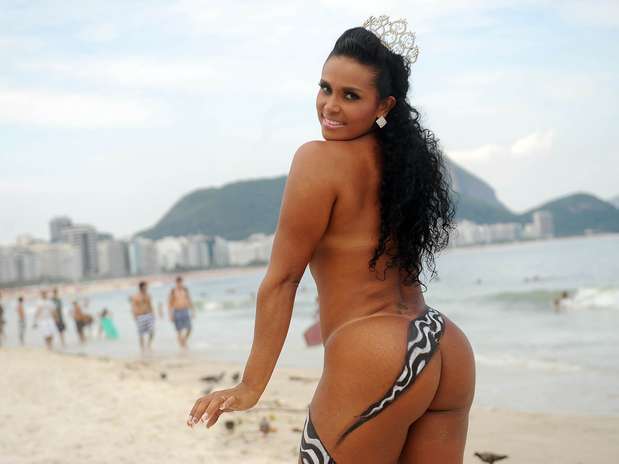 Musa do Carnaval carioca, Andréa Martins pintou o corpo para protestar na praia de Copacabana, no Rio de Janeiro, nesta terça-feira (15). Andrea, que já foi musa por dois anos seguidos da escola de samba Renascer de Jacarepaguá, está inconformada com os preços cobrados pelas agremiações para que ela possa desfilar na Sapucaí, dentro do Grupo Especial Foto: Daniel Ramalho/Terra