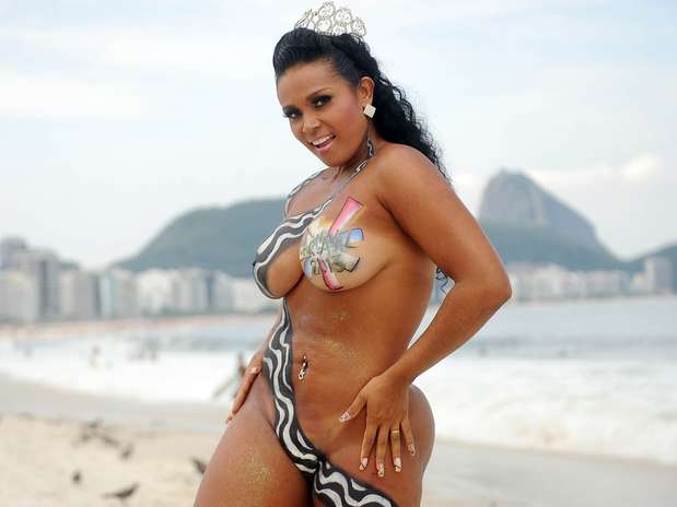 Musa do Carnaval carioca, Andréa Martins pintou o corpo para protestar na praia de Copacabana, no Rio de Janeiro, nesta terça-feira (15). Andrea, que já foi musa por dois anos seguidos da escola de samba Renascer de Jacarepaguá, está inconformada com os preços cobrados pelas agremiações para que ela possa desfilar na Sapucaí, dentro do Grupo Especial Foto: Daniel Ramalho/Terra