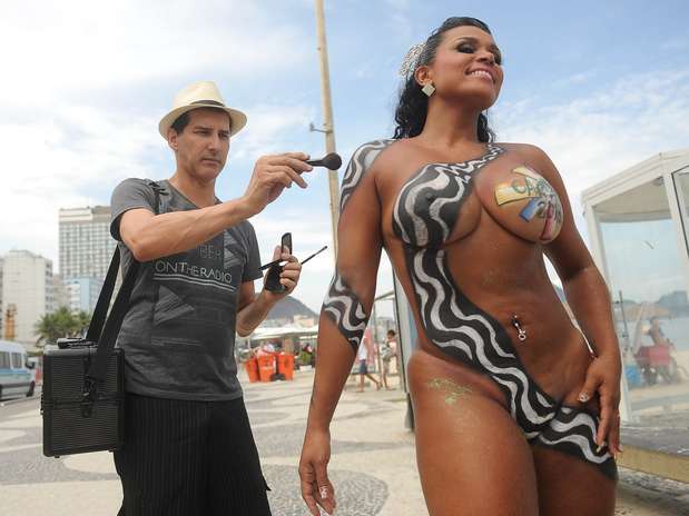 Musa do Carnaval carioca, Andréa Martins pintou o corpo para protestar na praia de Copacabana, no Rio de Janeiro, nesta terça-feira (15). Andrea, que já foi musa por dois anos seguidos da escola de samba Renascer de Jacarepaguá, está inconformada com os preços cobrados pelas agremiações para que ela possa desfilar na Sapucaí, dentro do Grupo Especial Foto: Daniel Ramalho/Terra