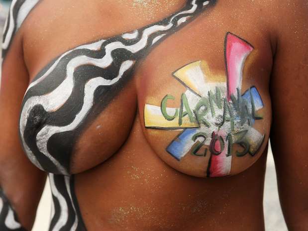 Musa do Carnaval carioca, Andréa Martins pintou o corpo para protestar na praia de Copacabana, no Rio de Janeiro, nesta terça-feira (15). Andrea, que já foi musa por dois anos seguidos da escola de samba Renascer de Jacarepaguá, está inconformada com os preços cobrados pelas agremiações para que ela possa desfilar na Sapucaí, dentro do Grupo Especial Foto: Daniel Ramalho/Terra