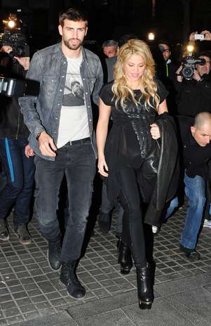 Acompanhada de Gerard Piqué, Shakira foi ao lançamento do livro de seu pai Foto: The Grosby Group